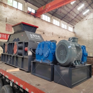 1200x800大型半自動液壓對輥破碎機發往四川