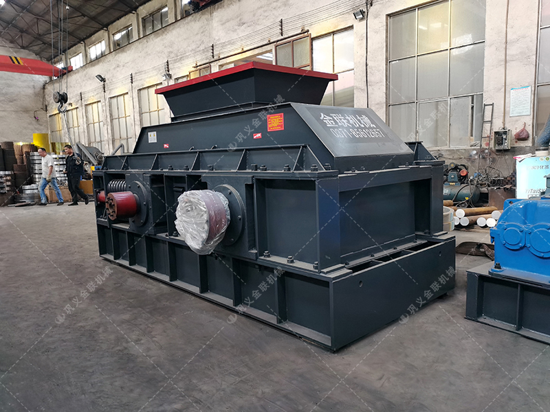 大型半自動液壓對輥制砂機發貨 發往內蒙古