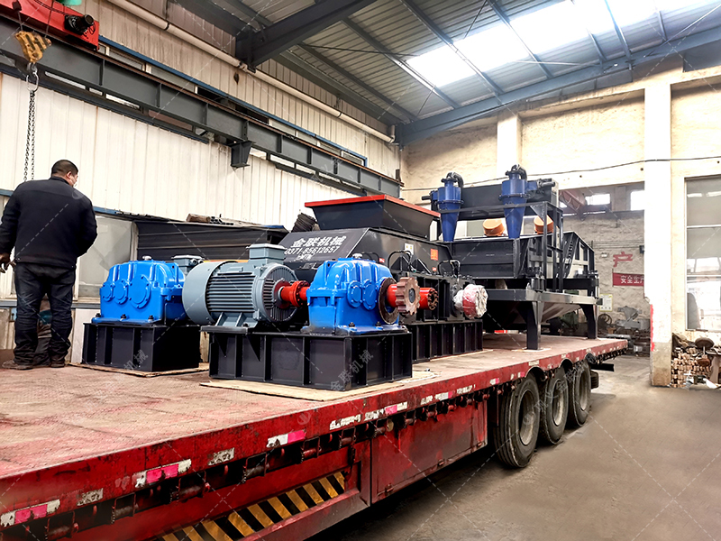 1000x700型半自動對輥式破碎機發貨圖片