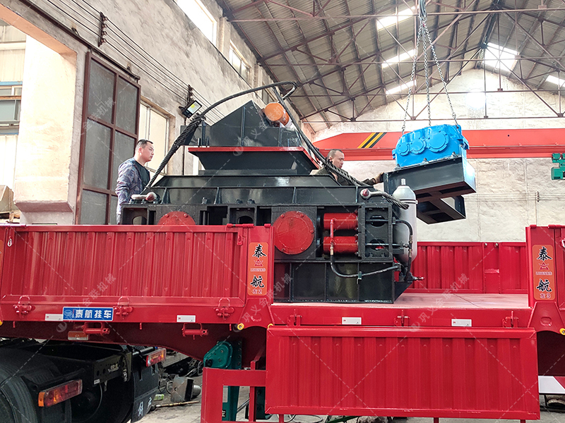 大型直連式液壓對輥制砂機(jī)-液壓對輥破碎機(jī)發(fā)往湖北