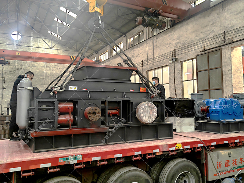 1500x800大型液壓對輥破碎制砂機發貨圖片