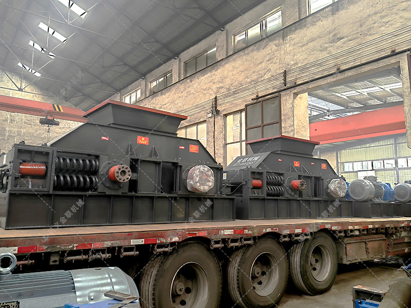 兩臺(tái)超大型半自動(dòng)液壓對(duì)輥制砂機(jī)發(fā)往湖北襄陽(yáng)征戰(zhàn)沙場(chǎng)