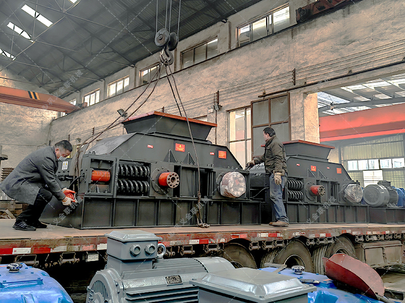 兩臺(tái)超大型半自動(dòng)液壓對(duì)輥制砂機(jī)發(fā)往湖北襄陽(yáng)征戰(zhàn)沙場(chǎng)