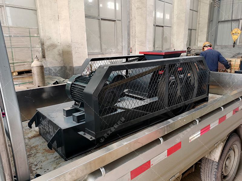 2PCG小型雙齒輥破碎機發貨圖片_發往烏魯木齊_破碎玻璃