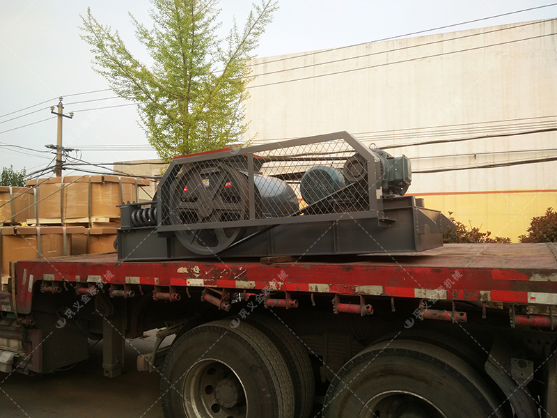 小型對輥機和雙齒輥發貨圖片_發往河南登封_破碎保溫陶瓷