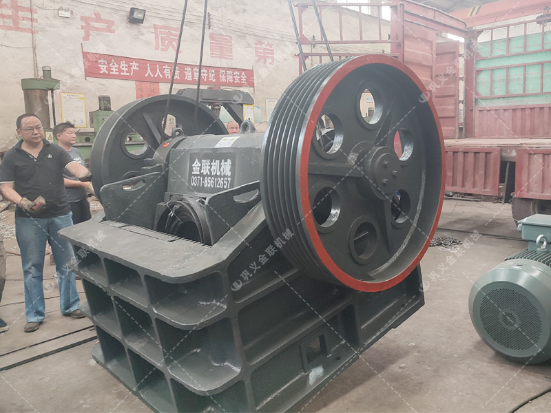 小型對輥機和顎破機發(fā)貨圖片_發(fā)往山東招遠(yuǎn)_破碎青石