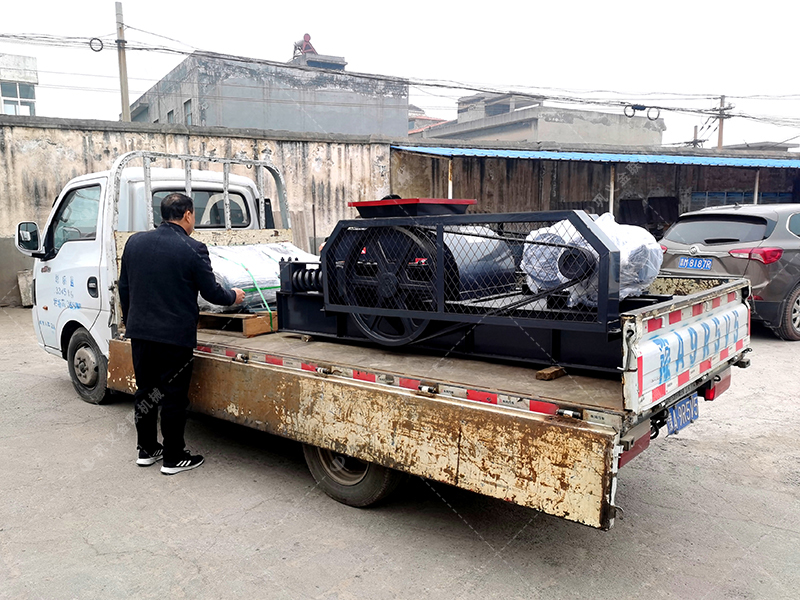 2PG610X400對輥破碎機發(fā)貨圖片_發(fā)往湖北十堰_(dá)破碎鵝卵石
