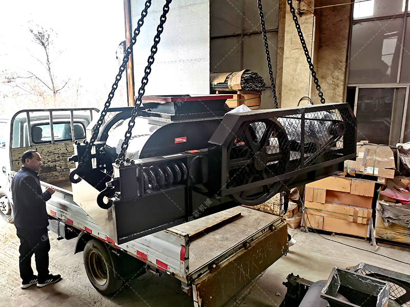 2PG610X400對輥破碎機發(fā)貨圖片_發(fā)往湖北十堰_(dá)破碎鵝卵石