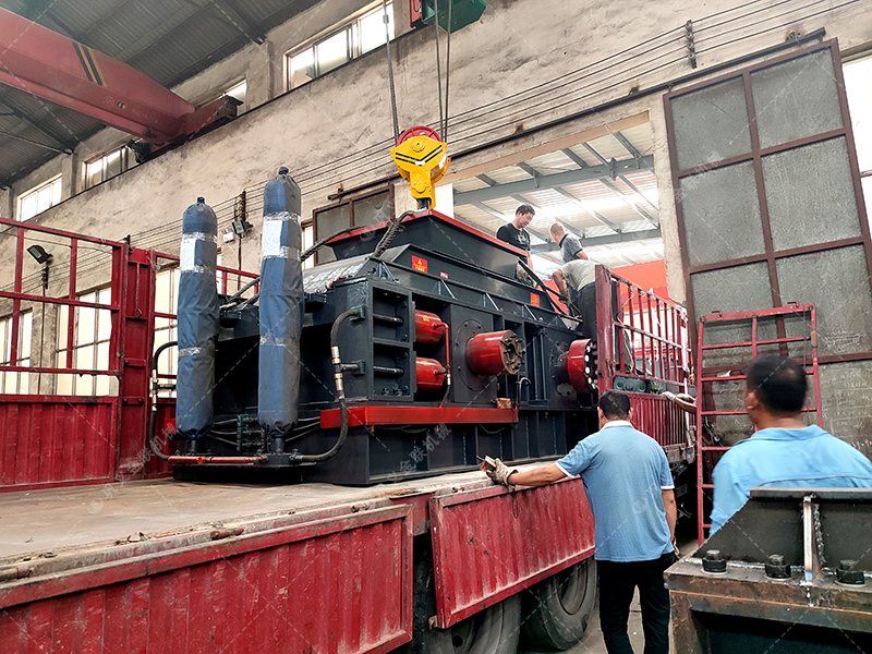 石子制砂用什么設備好?液壓對輥破碎機的優勢解析