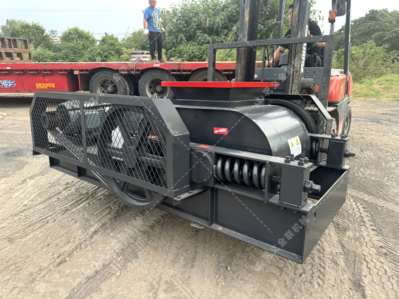 建筑垃圾回收難?雙齒輥破碎機(jī)為何能輕松“消化”不規(guī)則物料? 建筑垃圾回收難?雙齒輥破碎機(jī)為何能輕松“消化”不規(guī)則物料?